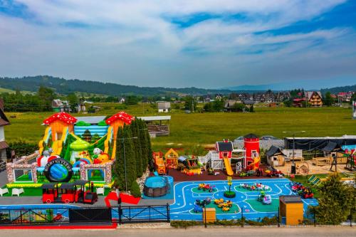 un parc d'attractions avec une aire de jeux et des toboggans dans l'établissement Panocek, à Białka Tatrzańska