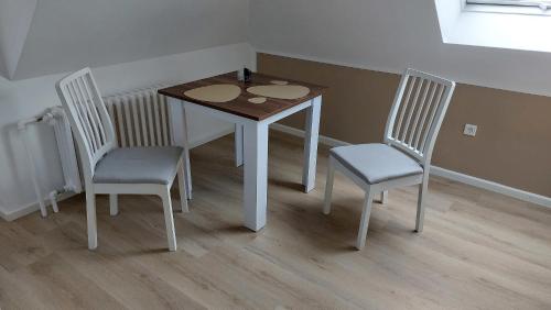 a small table and two chairs in a room at Schöne Ferienwohnung in Münster