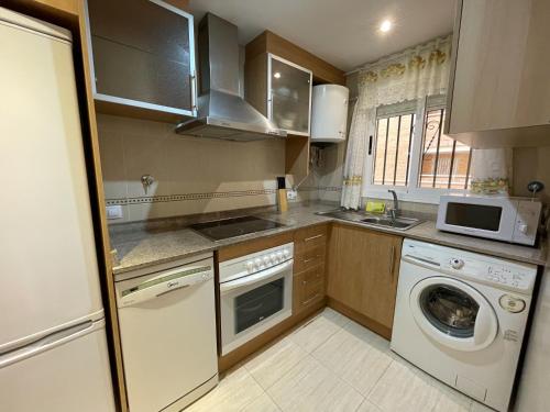 cocina con lavadora y lavadora en Apartamentos 3000 Marina D'Or en Oropesa del Mar