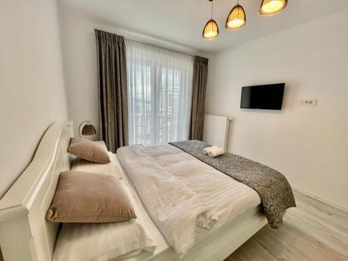 Un pat sau paturi într-o cameră la Cozy Studios and Flats - Coresi Mall #Brasov