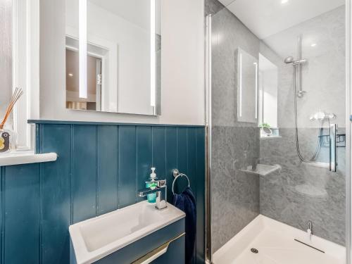 uma casa de banho com uma banheira, um lavatório e um chuveiro em Ethelbert Apartment em Westgate on Sea