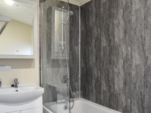 y baño con ducha, lavabo y bañera. en Rosies Retreat - Uk46724 en Bridlington