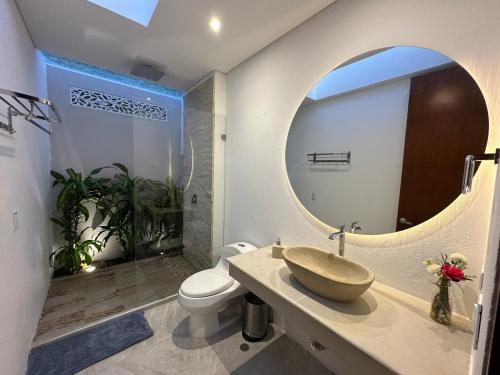 een badkamer met een wastafel en een spiegel bij LINDA FINCA PALMAS DE BETANIA in Villeta