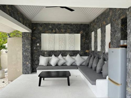 un soggiorno con un divano e un tavolo di UMiiMAAN pool villa, 4BR, 4BA a Ko Samui