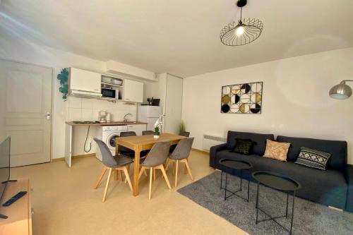 un salon avec un canapé, une table et des chaises dans l'établissement C10 Les Naïades- 2 bedrooms for 6 people !, à Avène