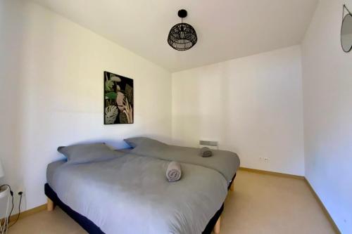 une chambre avec un lit dans une pièce blanche dans l'établissement C10 Les Naïades- 2 bedrooms for 6 people !, à Avène