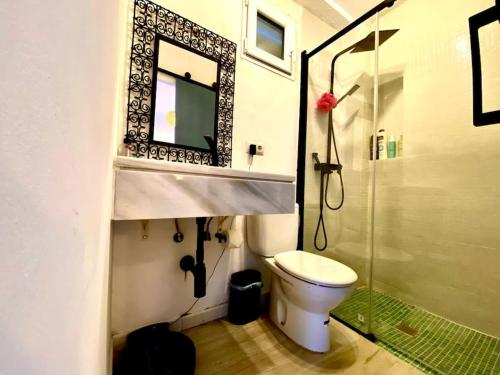 y baño con aseo, ducha y espejo. en Atuaire Apartment Sevilla, en Mairena del Aljarafe