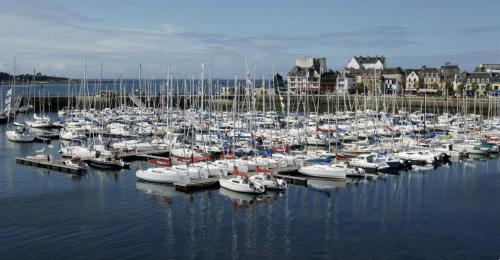 Une bande de bateaux amarrés dans un port dans l'établissement Jolie maison dans la ville close de concarneau, à Concarneau