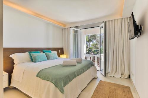 sypialnia z dużym łóżkiem i balkonem w obiekcie Vista DOr w mieście Cala d´Or