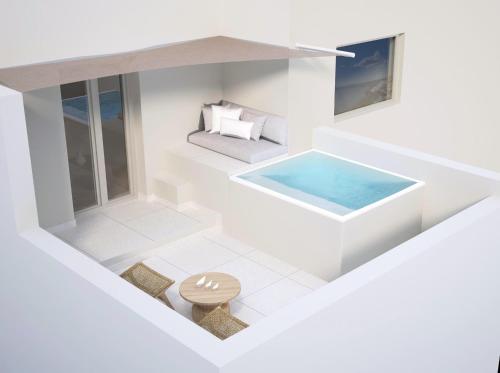 Blick auf ein Bad mit Whirlpool in der Unterkunft Morfes Luxury Suites by Caldera Houses in Firostefani