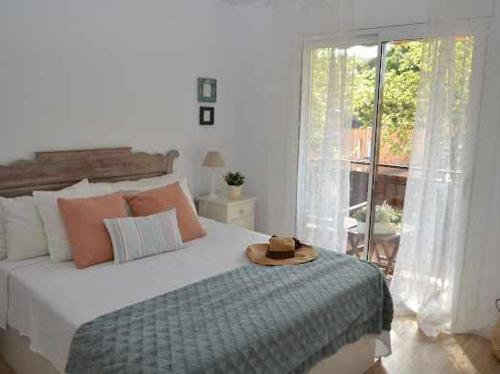 ein Schlafzimmer mit einem Bett mit Hut darauf in der Unterkunft Apartamento Chic Sagaró in S'Agaró