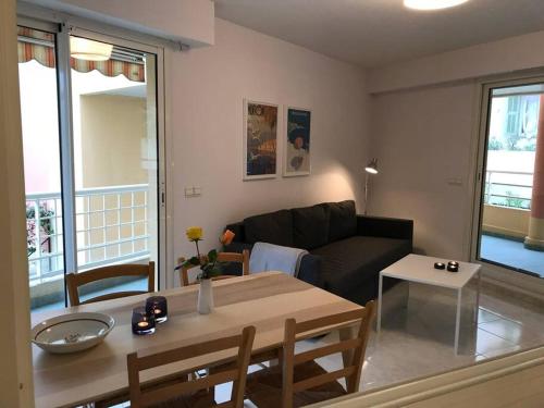 uma sala de estar com um sofá e uma mesa em Holiday rental in Roquebrune Cap Martin em Roquebrune-Cap-Martin