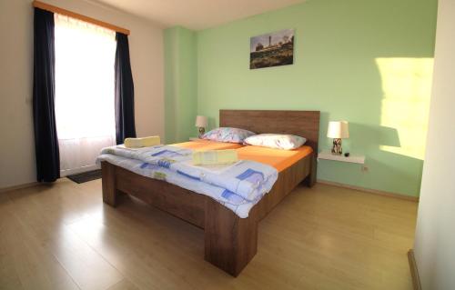 sypialnia z łóżkiem w pokoju z zielonymi ścianami w obiekcie Apartment Studio Baric w Poreču