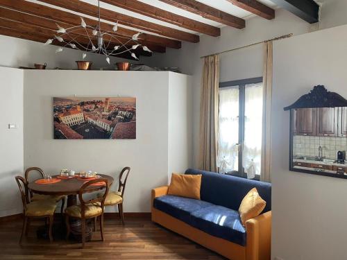 un salon avec un canapé bleu et une table dans l'établissement Bella Ciao Old Town, à Bergame