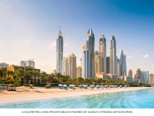 Cette chambre offre une vue sur les toits de la ville de dubai et dispose d'une piscine. dans l'établissement One&Only Royal Mirage Resort Dubai at Jumeirah Beach, à Dubaï