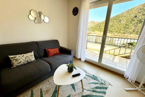 un salon avec un canapé et une table dans l'établissement Les Naïades E21 - 2 bedrooms for 5 people !, à Avène