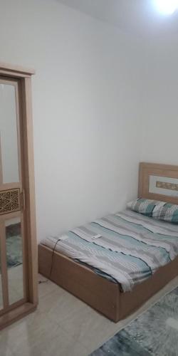 Bett in einem Zimmer mit Spiegel in der Unterkunft Homex RT in Alexandria