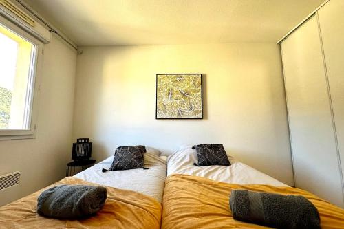 2 Betten in einem Zimmer mit 2 Kissen in der Unterkunft Les Naïades E22 - 2 bedrooms for 5 people ! in Avène