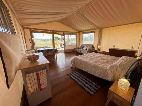 a room with a bed in a tent at Villa Diana in Merine