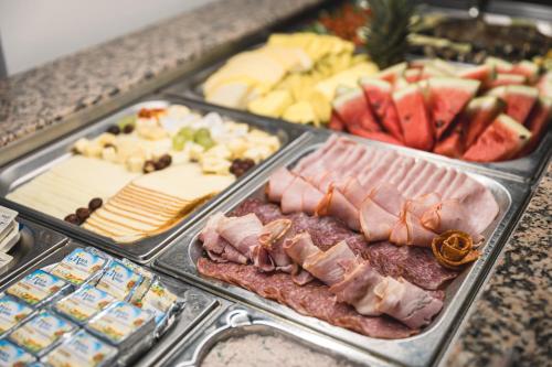 una vitrina llena de diferentes tipos de alimentos en Hotel Adršpach, en Adršpach