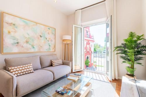 uma sala de estar com um sofá e uma mesa de vidro em T83 Torneo Luminoso Apartamento Sevilla Centro em Sevilha