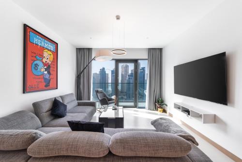 un soggiorno con divano e TV a schermo piatto di Luxury living at Vida Marina & Yacht Club a Dubai