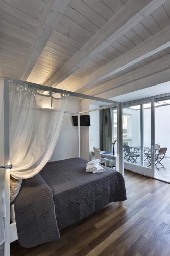 Un dormitorio con una cama grande y un balcón. en Bed And Breakfast T57, en Bitonto