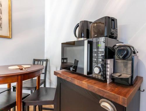 un micro-ondes posé sur un comptoir en bois dans l'établissement Ruby Magenta, à Paris