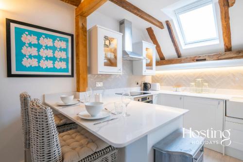 een keuken met witte kasten en een wit aanrecht bij Stable Annex Bisham - Vibrant 1 Bed With Parking in Marlow