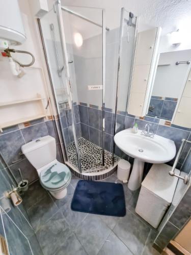 une salle de bain avec une douche, des toilettes et un lavabo dans l'établissement Porto Di Mar YourHostHelper, à Cavalaire-sur-Mer