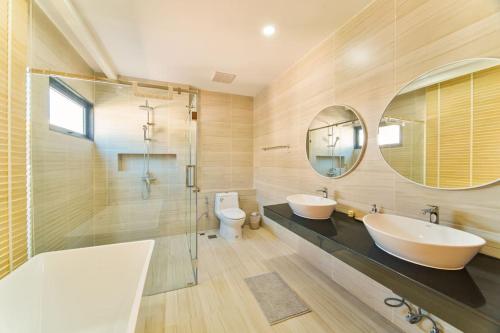 La salle de bains est pourvue de 2 lavabos, d'une douche et de toilettes. dans l'établissement Tropical Heaven cozy villa 3Bdr, à Koh Samui 