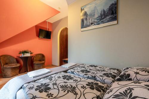 a bedroom with a bed and a picture on the wall at Leśny Dworek Biały Dunajec in Zakopane