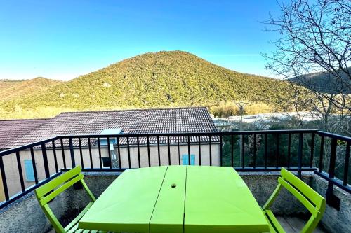 阿韦恩Les Naïades G30 - 2 bedrooms for 5 people !的山景阳台上摆放着绿色的桌椅