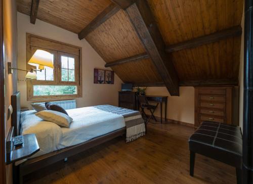Un dormitorio con una cama grande y una ventana en La Fuen hostal Bielsa-Parzan, en Parzán