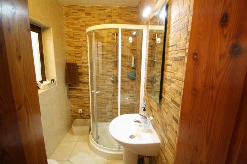 Vonios kambarys apgyvendinimo įstaigoje Old refurbished Apartment in Bormla