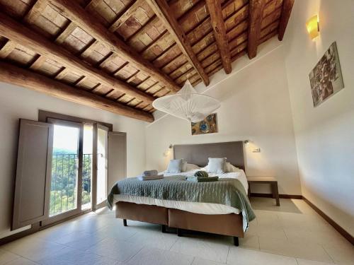 1 dormitorio con cama y ventana grande en Montserrat apartment with terrace and pool, en La Torre de Claramunt