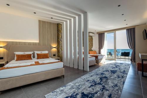 um quarto de hotel com uma cama e uma varanda em Continental Hotel em Ulcinj