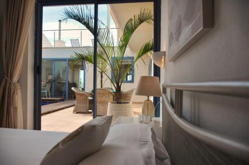 Ένα ή περισσότερα κρεβάτια σε δωμάτιο στο Villa Flora, mit eigenem Pool und Meerblick
