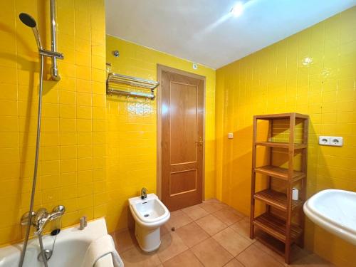 ロザスにあるMarina 8の黄色のバスルーム(トイレ、洗面台付)