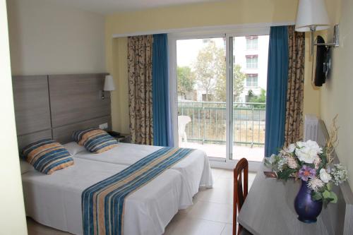 卡里拉的住宿－Terramar，酒店客房设有床和窗户。