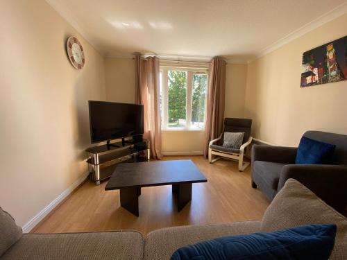 ein Wohnzimmer mit einem Sofa und einem Couchtisch in der Unterkunft Pure Apartments Dunfermline East - Dalgety Bay in Saint Davids