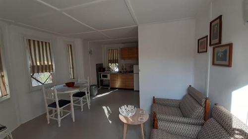 Motivi cottage في ساينت قسطنطين وهيلينا: غرفة معيشة مع طاولة وكراسي ومطبخ