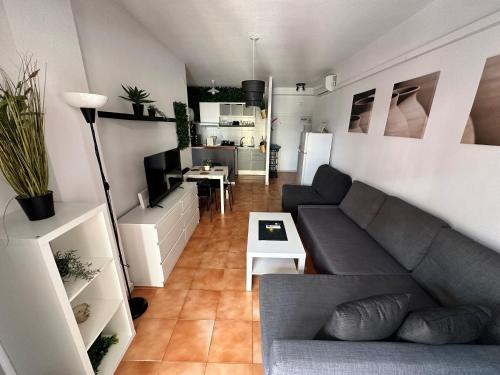 ein Wohnzimmer mit einem Sofa und einem Tisch in der Unterkunft Deluxe Apartment La Mata 6. 250m Beach in La Mata