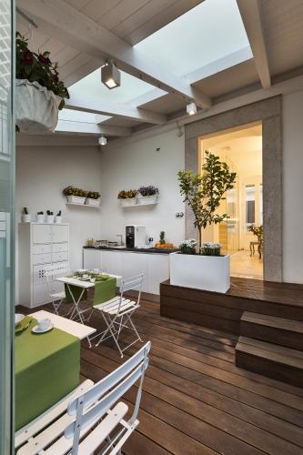 cocina y sala de estar con tragaluz en Bed And Breakfast T57, en Bitonto