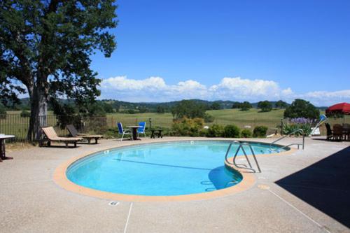 a large swimming pool with a picnic table and chairs at Shenandoah Inn, MAJOR CREDIT CARDS REQUIRED for check in in Plymouth