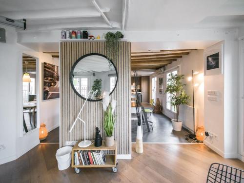- un salon avec un grand miroir et une table dans l'établissement Saint-Germain-Des-Près Love Story, à Paris