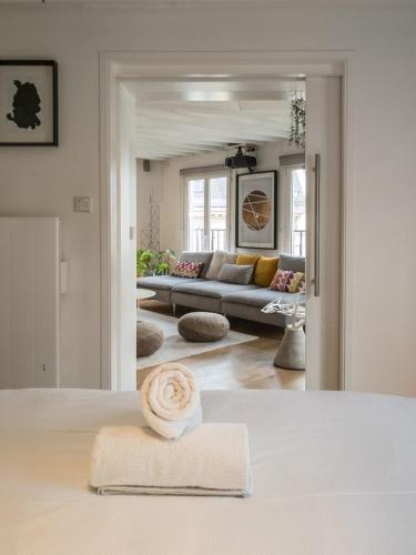 un salon avec un canapé et un lit dans l'établissement Saint-Germain-Des-Près Love Story, à Paris