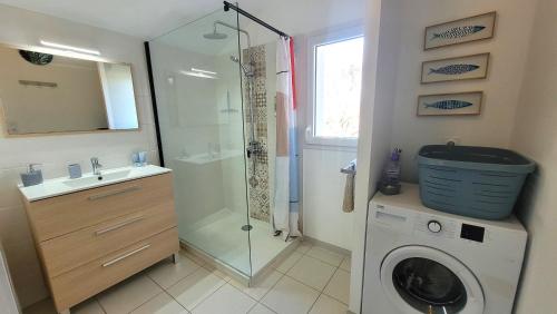 y baño con ducha y lavadora. en VILLA CASA KOKO 10 PERS piscine chauffée, pétanque, ping pong VIEUX-BOUCAU, en Vieux-Boucau-les-Bains