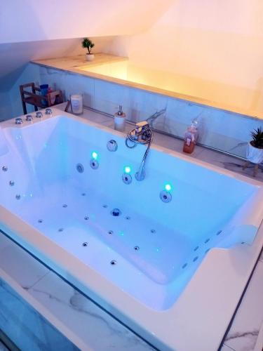 Photo de la galerie de l'établissement Appartement CasaLova Love Room, à Denain