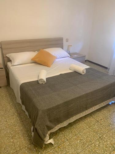 uma cama grande num quarto com em Skyy guest house em Pisa